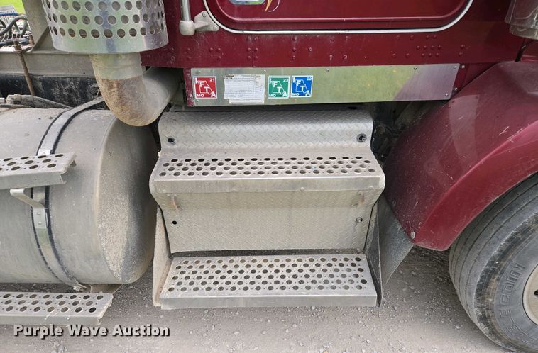 image for item EM7029 2002 Kenworth T800 semi truck