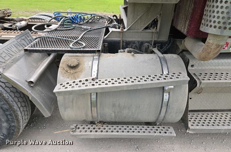 image for item EM7029 2002 Kenworth T800 semi truck