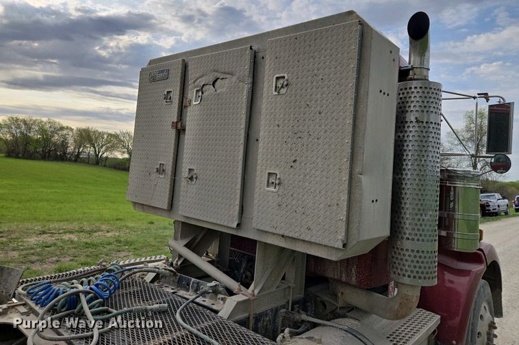 image for item EM7029 2002 Kenworth T800 semi truck