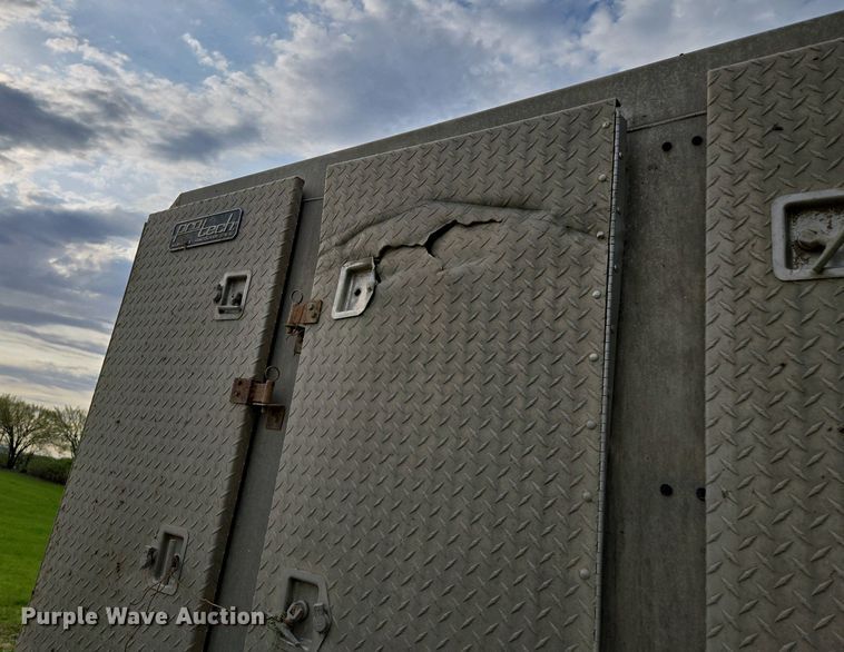 image for item EM7029 2002 Kenworth T800 semi truck