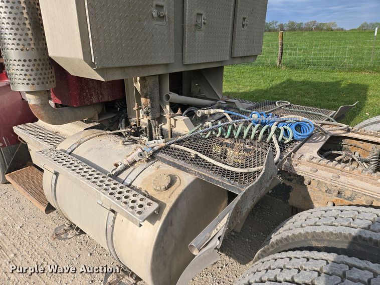 image for item EM7029 2002 Kenworth T800 semi truck