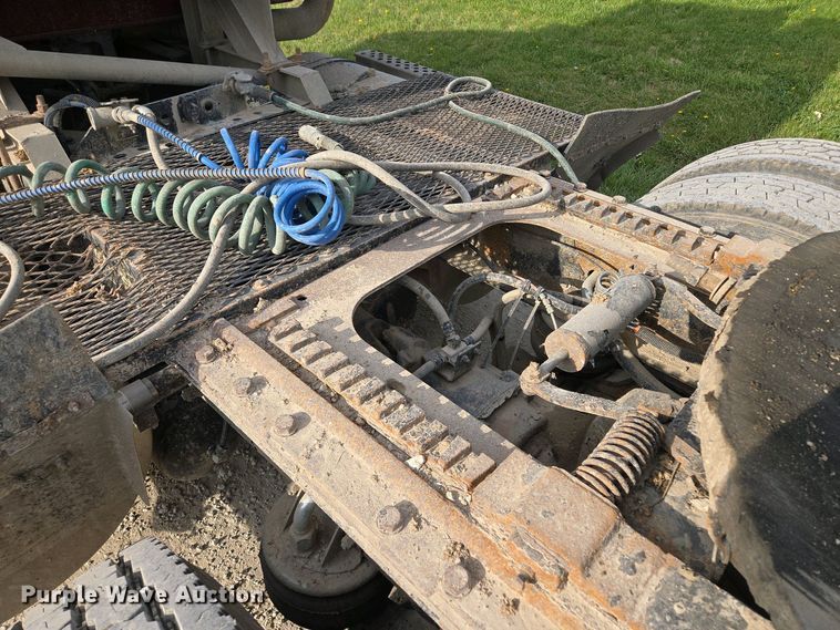 image for item EM7029 2002 Kenworth T800 semi truck