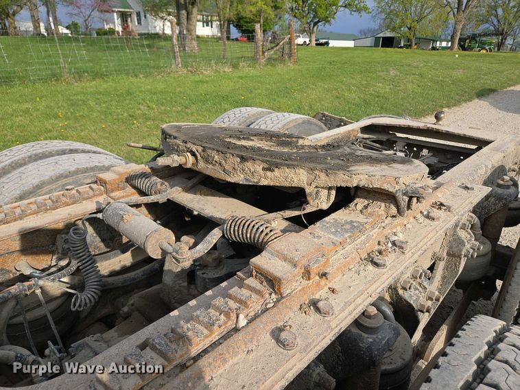 image for item EM7029 2002 Kenworth T800 semi truck