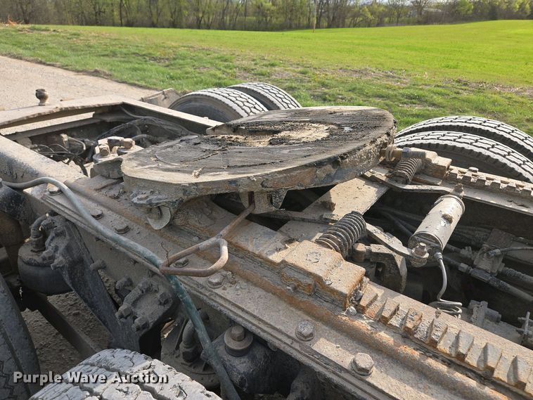 image for item EM7029 2002 Kenworth T800 semi truck