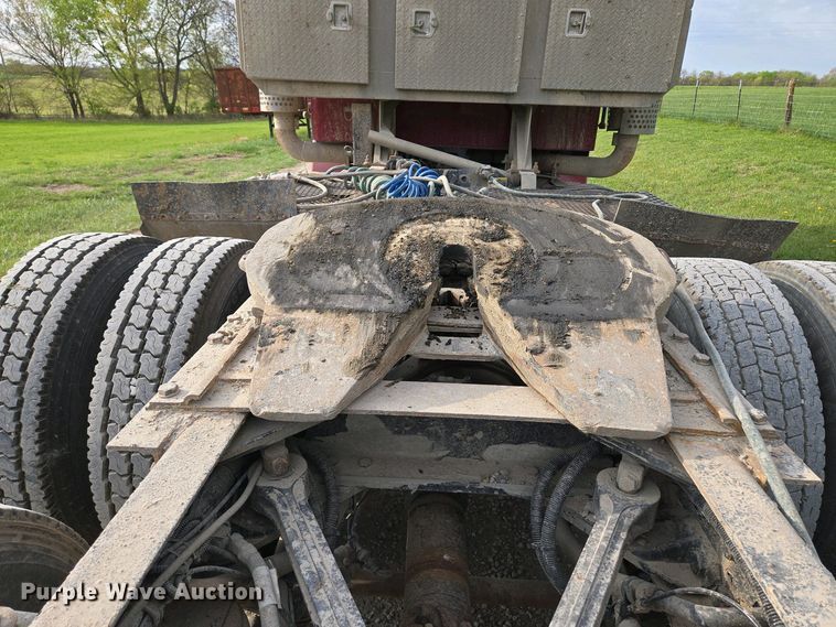 image for item EM7029 2002 Kenworth T800 semi truck