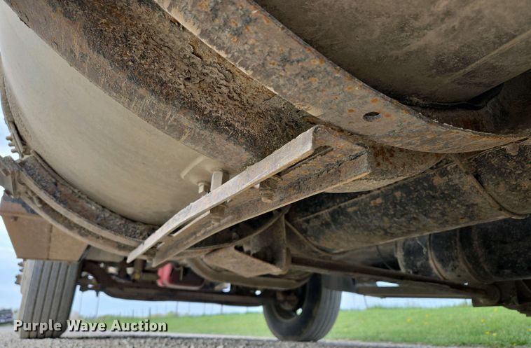 image for item EM7029 2002 Kenworth T800 semi truck