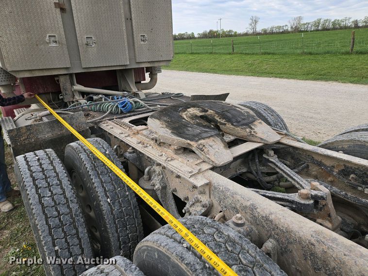 image for item EM7029 2002 Kenworth T800 semi truck