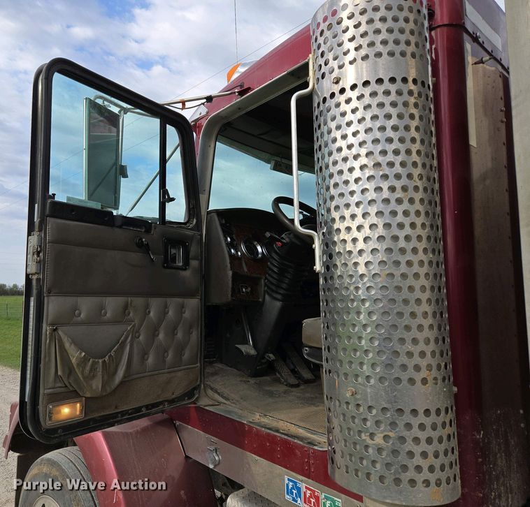 image for item EM7029 2002 Kenworth T800 semi truck