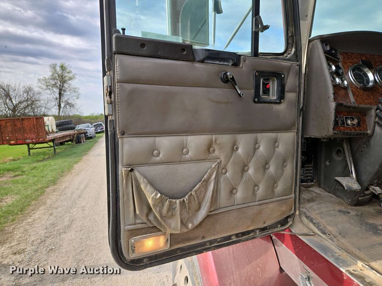 image for item EM7029 2002 Kenworth T800 semi truck