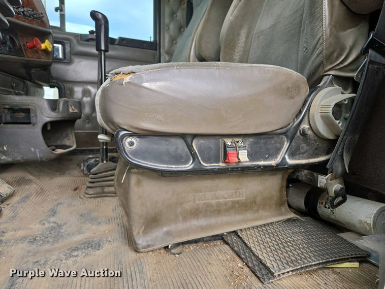 image for item EM7029 2002 Kenworth T800 semi truck