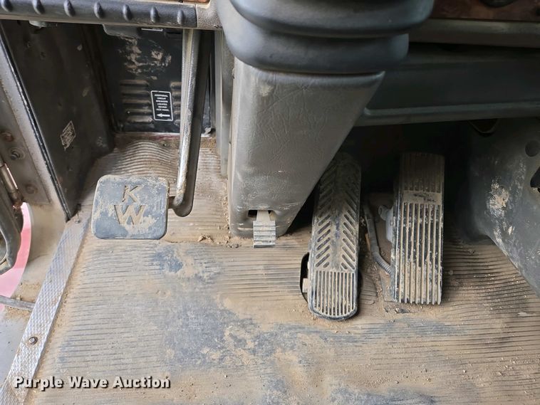 image for item EM7029 2002 Kenworth T800 semi truck