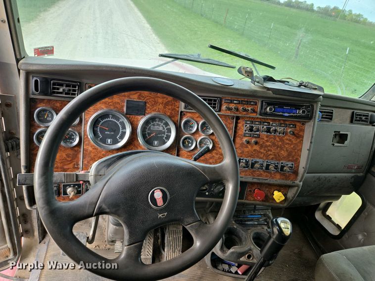 image for item EM7029 2002 Kenworth T800 semi truck