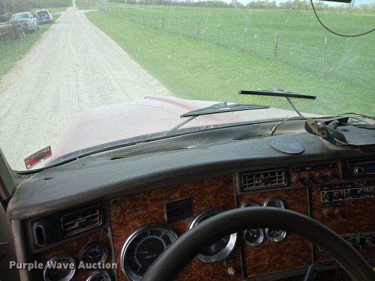 image for item EM7029 2002 Kenworth T800 semi truck