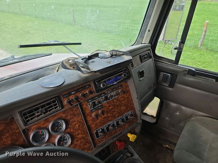 image for item EM7029 2002 Kenworth T800 semi truck