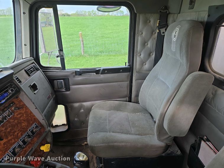 image for item EM7029 2002 Kenworth T800 semi truck