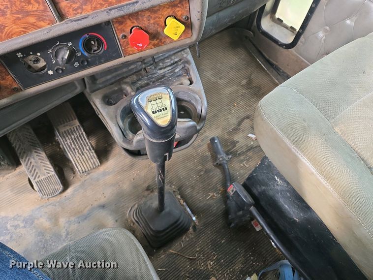 image for item EM7029 2002 Kenworth T800 semi truck