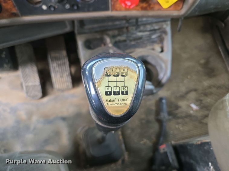 image for item EM7029 2002 Kenworth T800 semi truck