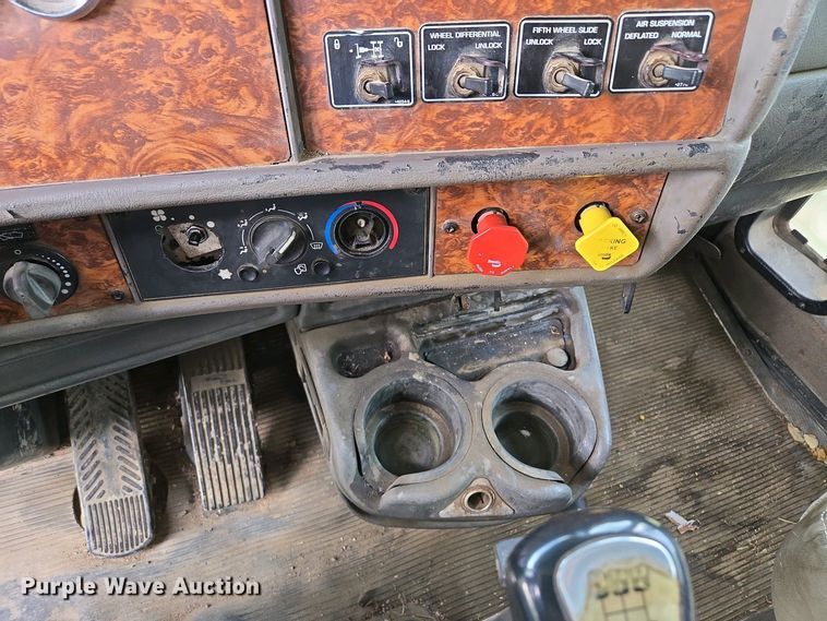 image for item EM7029 2002 Kenworth T800 semi truck