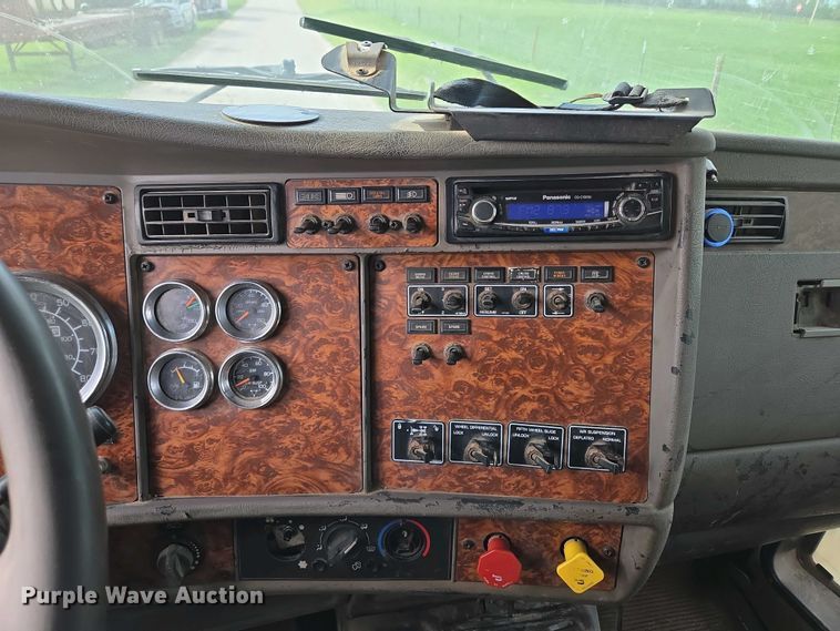 image for item EM7029 2002 Kenworth T800 semi truck