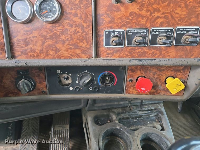 image for item EM7029 2002 Kenworth T800 semi truck