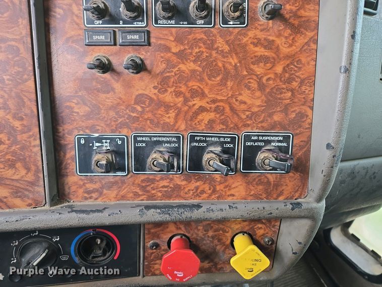 image for item EM7029 2002 Kenworth T800 semi truck