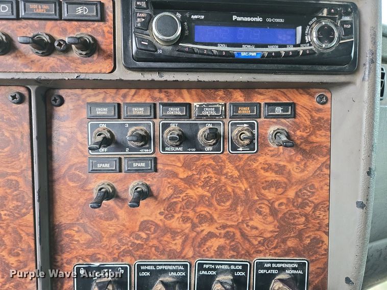 image for item EM7029 2002 Kenworth T800 semi truck