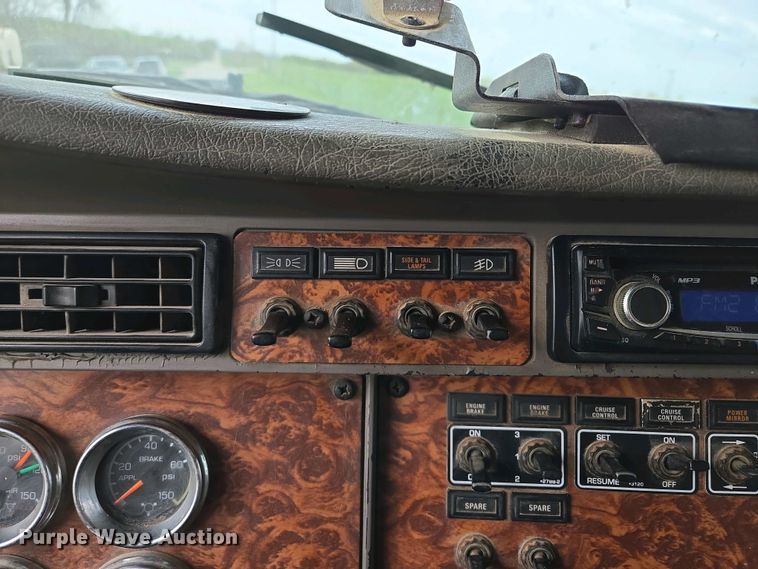 image for item EM7029 2002 Kenworth T800 semi truck