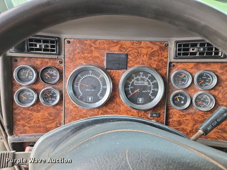 image for item EM7029 2002 Kenworth T800 semi truck