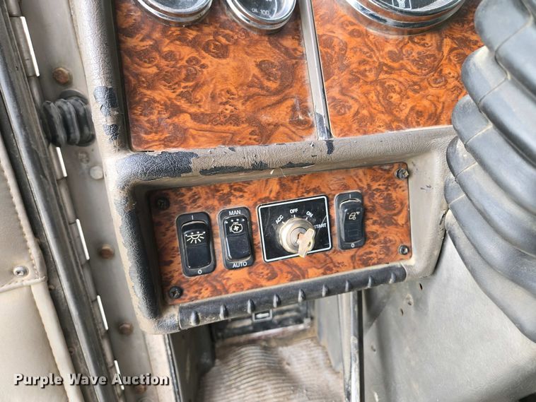 image for item EM7029 2002 Kenworth T800 semi truck