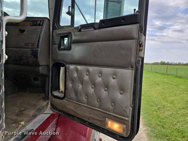 image for item EM7029 2002 Kenworth T800 semi truck