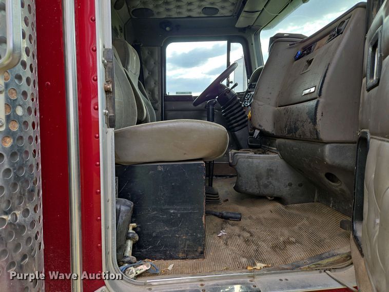 image for item EM7029 2002 Kenworth T800 semi truck