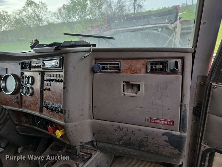 image for item EM7029 2002 Kenworth T800 semi truck