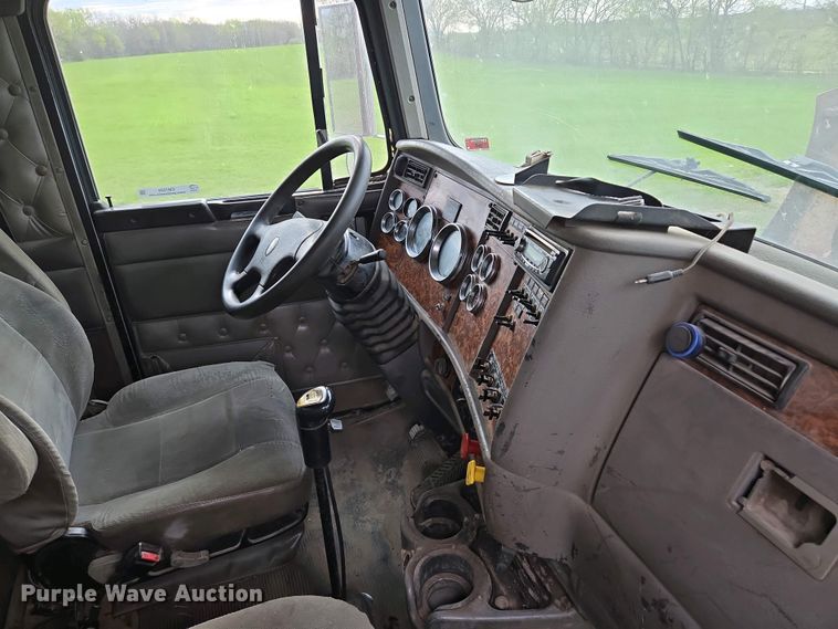 image for item EM7029 2002 Kenworth T800 semi truck