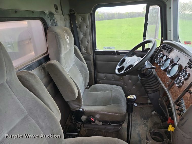 image for item EM7029 2002 Kenworth T800 semi truck