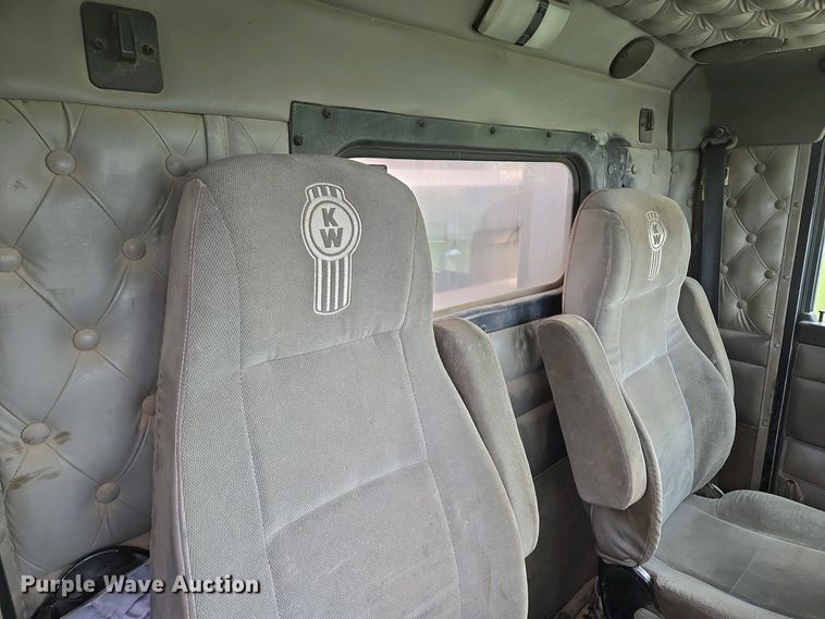 image for item EM7029 2002 Kenworth T800 semi truck