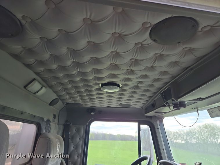 image for item EM7029 2002 Kenworth T800 semi truck