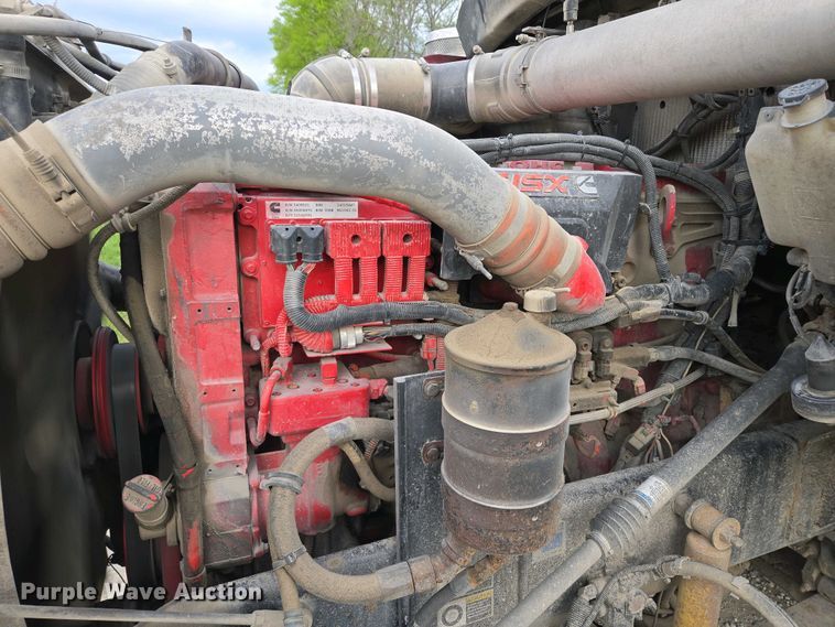 image for item EM7029 2002 Kenworth T800 semi truck