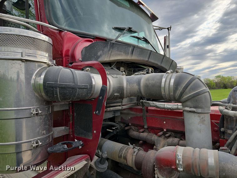 image for item EM7029 2002 Kenworth T800 semi truck