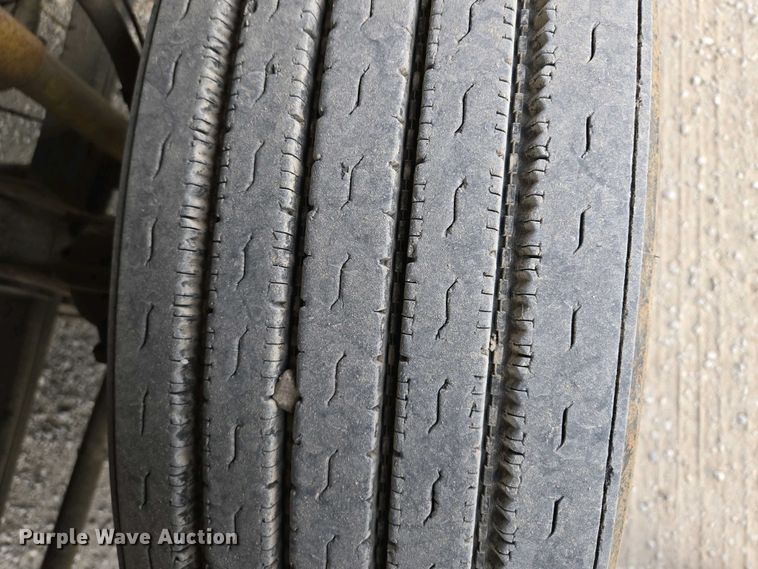 image for item EM7029 2002 Kenworth T800 semi truck