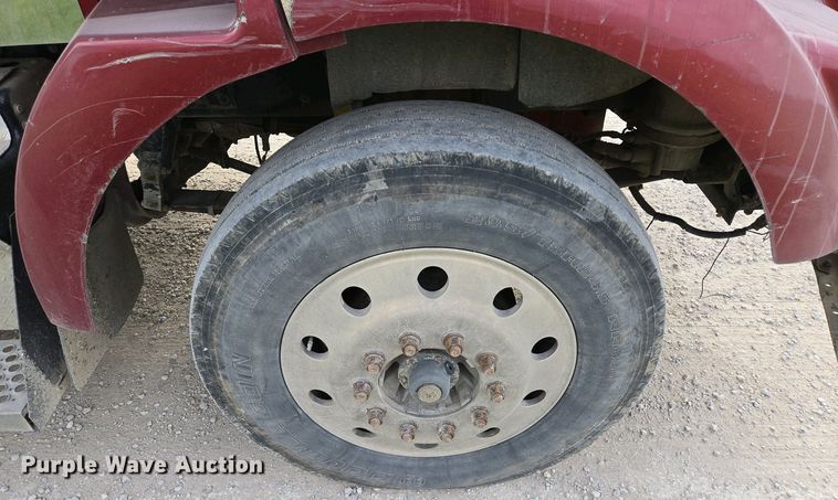 image for item EM7029 2002 Kenworth T800 semi truck