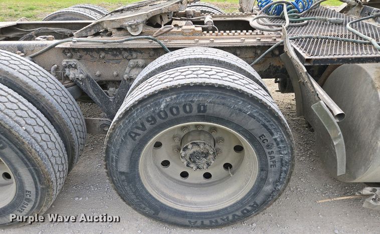 image for item EM7029 2002 Kenworth T800 semi truck