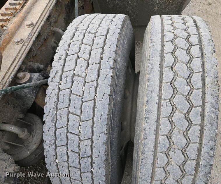 image for item EM7029 2002 Kenworth T800 semi truck