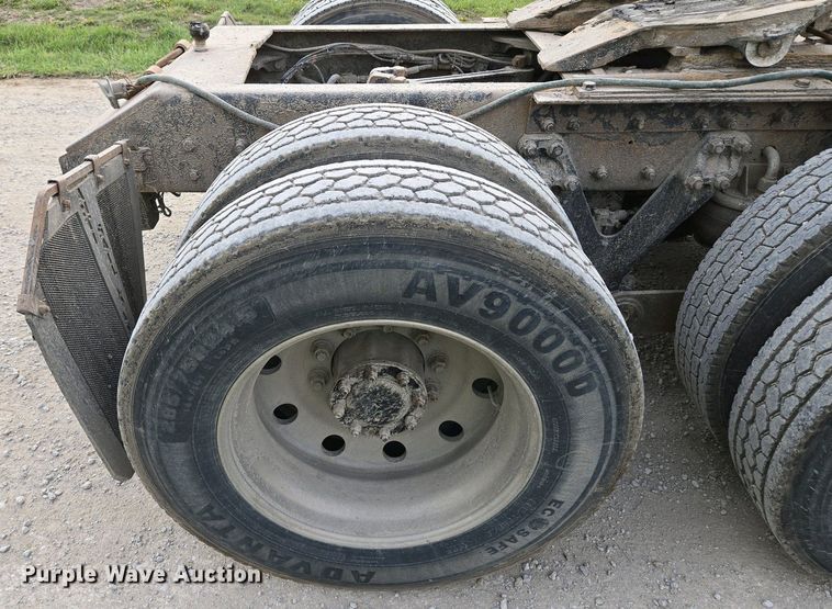 image for item EM7029 2002 Kenworth T800 semi truck