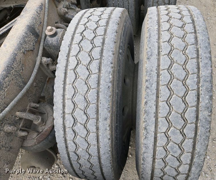 image for item EM7029 2002 Kenworth T800 semi truck