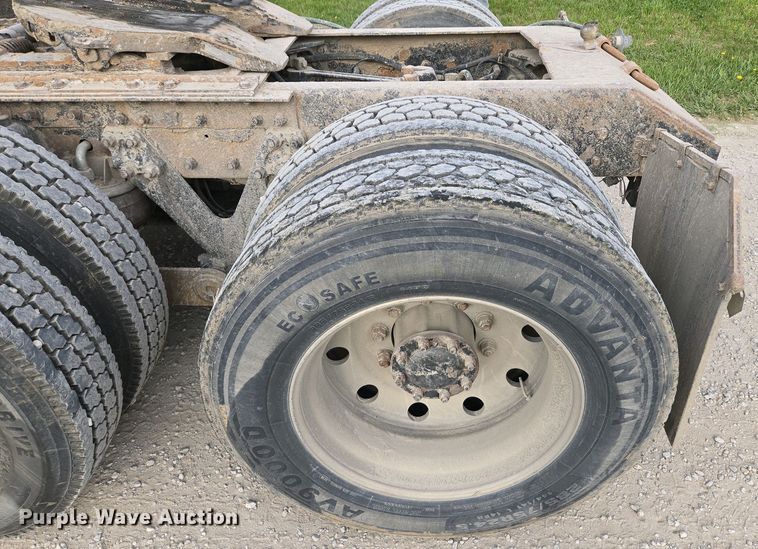 image for item EM7029 2002 Kenworth T800 semi truck