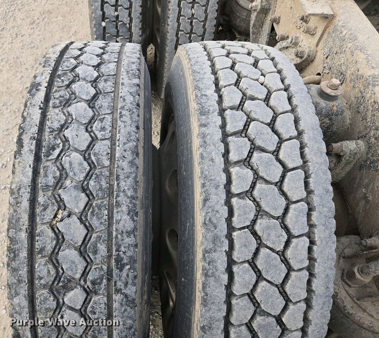 image for item EM7029 2002 Kenworth T800 semi truck