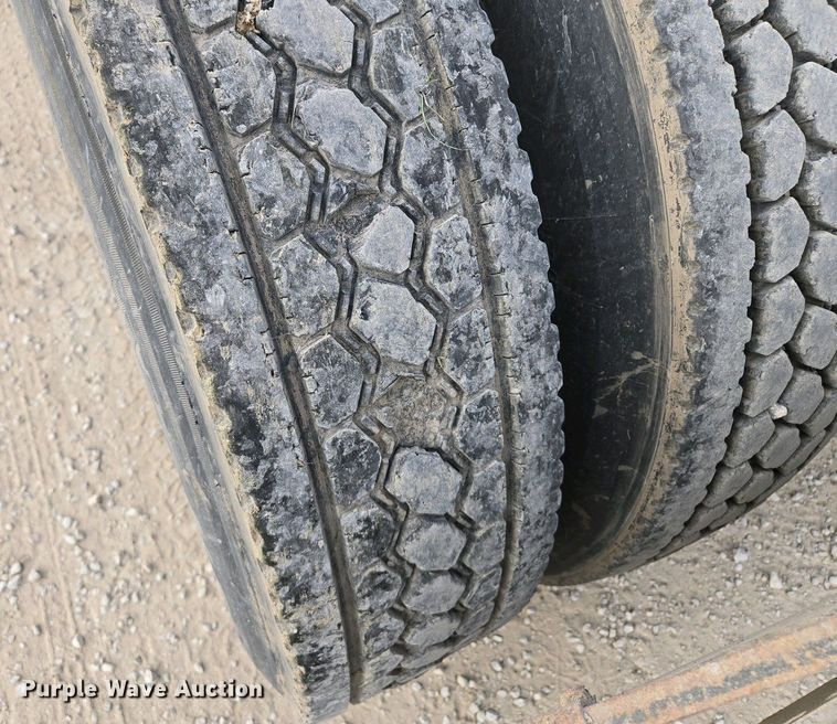 image for item EM7029 2002 Kenworth T800 semi truck