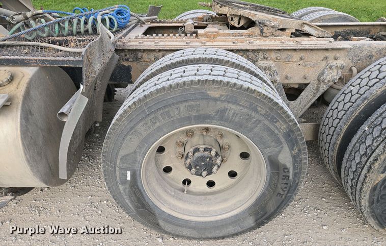 image for item EM7029 2002 Kenworth T800 semi truck