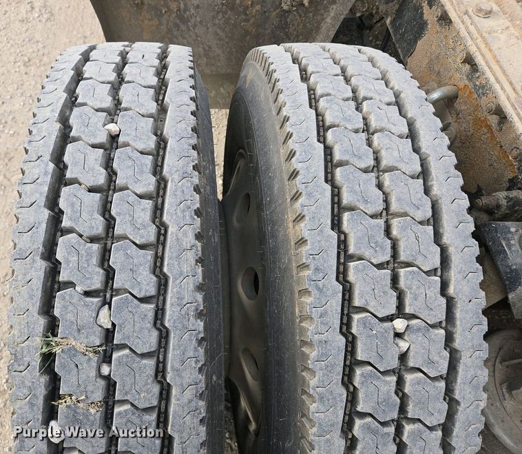 image for item EM7029 2002 Kenworth T800 semi truck