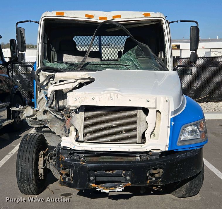 image for item EM7034 2017 Hino   268 flatbed truck